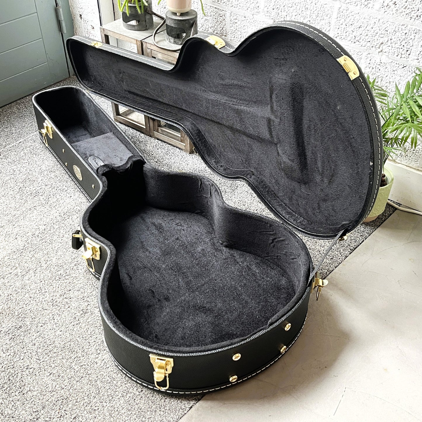 Boston CJZ-100-18 archtop guitar case 18 inch opened
