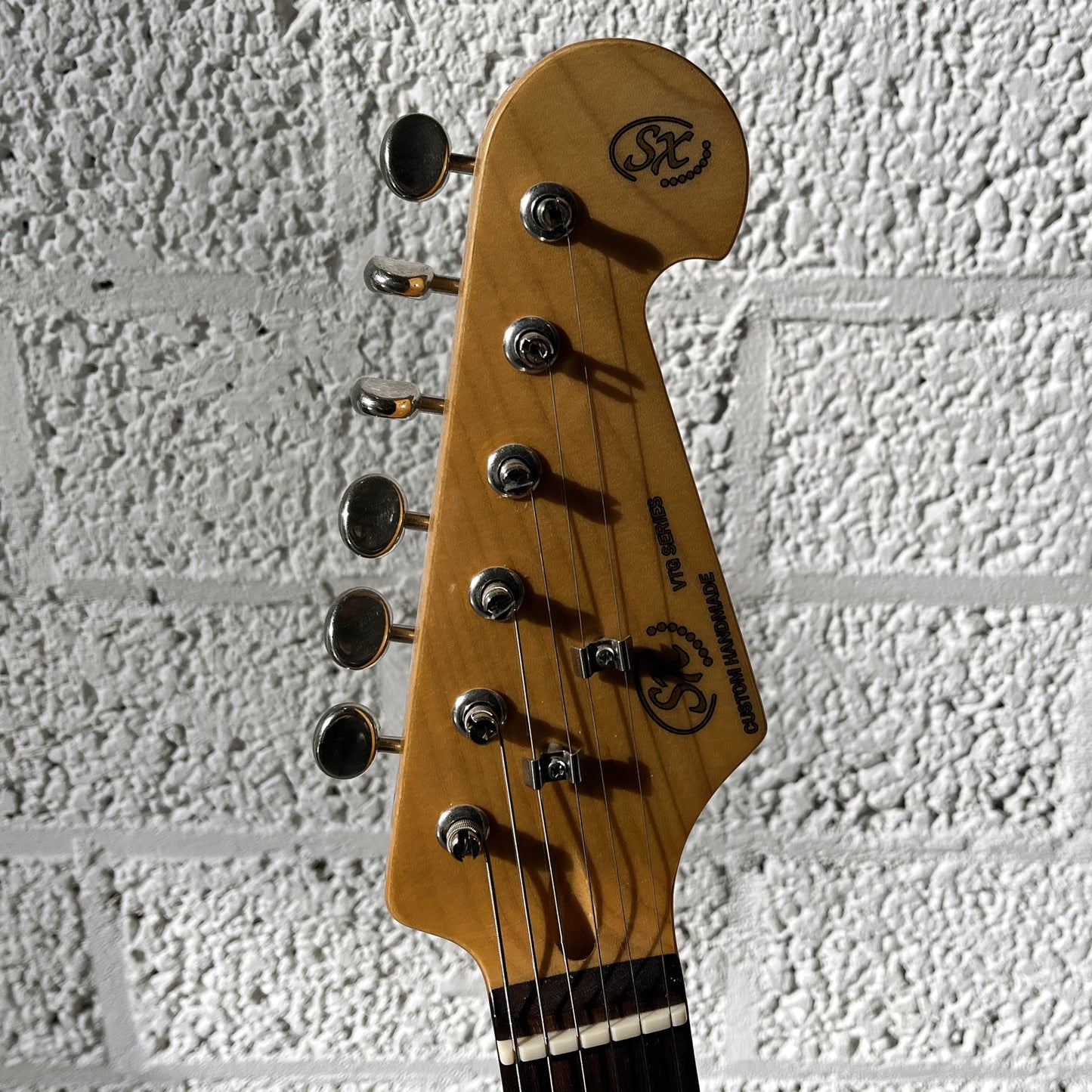 sx sst6234 3-tone sunburst electric guitar headstck