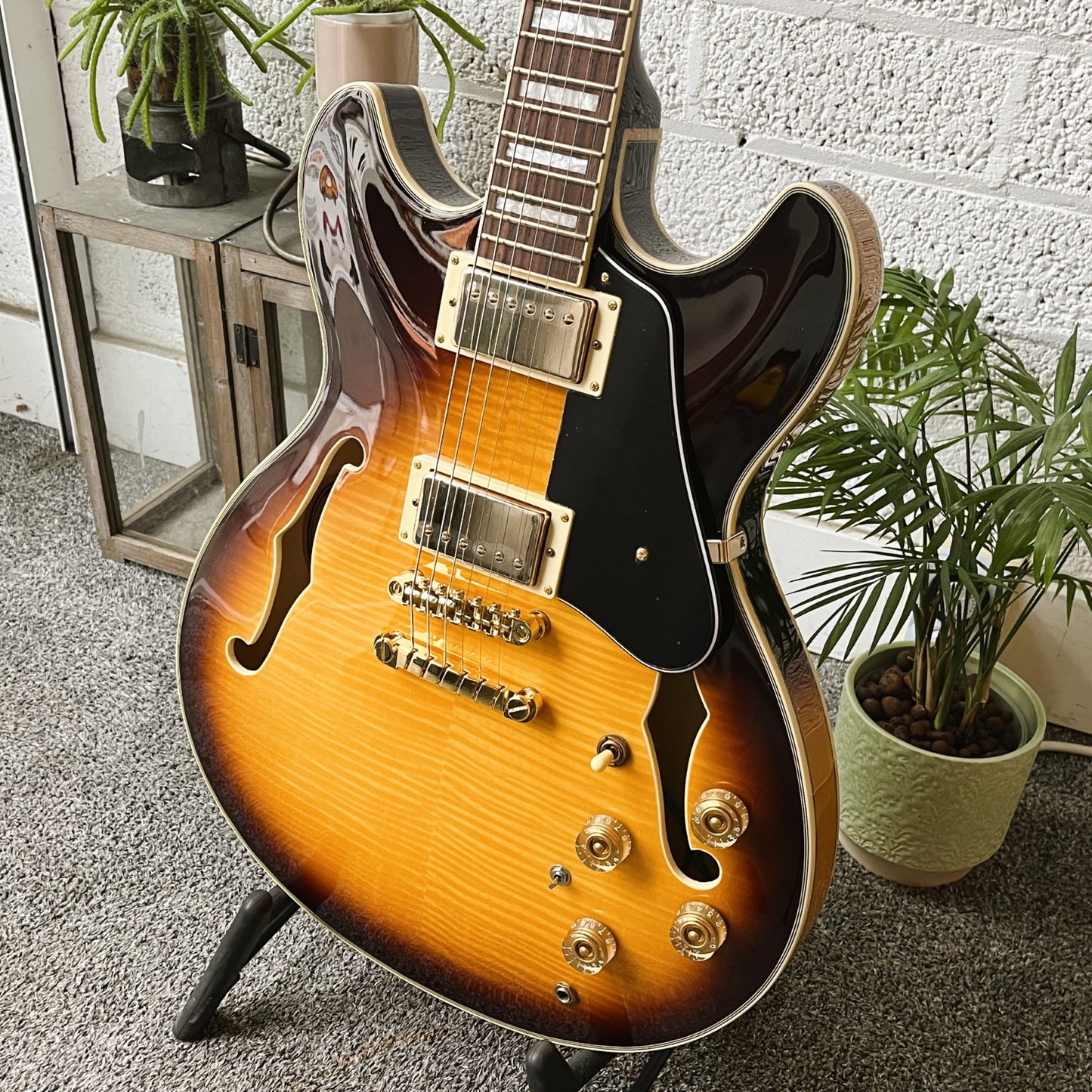 ibanez jsm10em john scofield two tone burst semi-hollow electric guitar side view