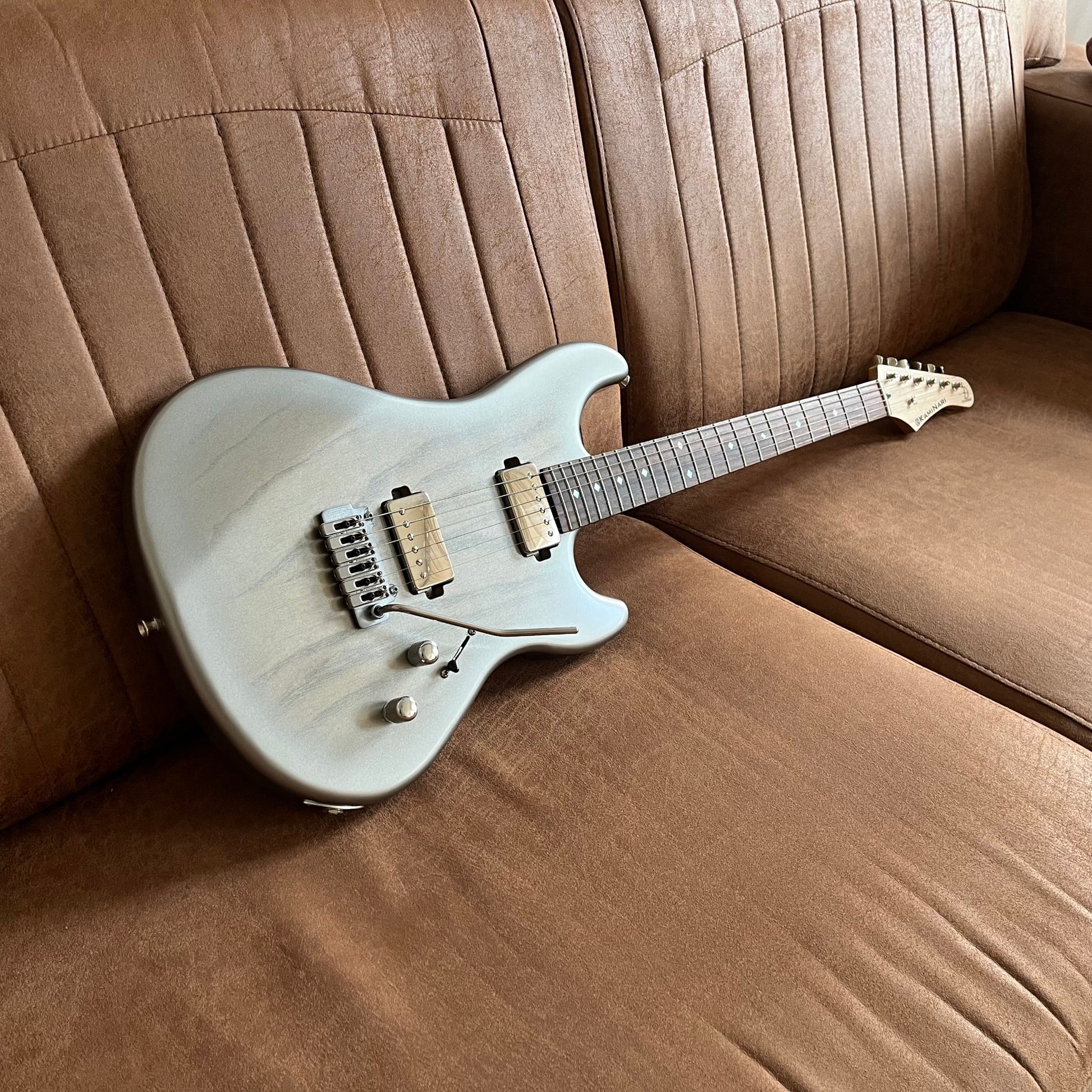 Kaminari Liquid2 Silver couch body