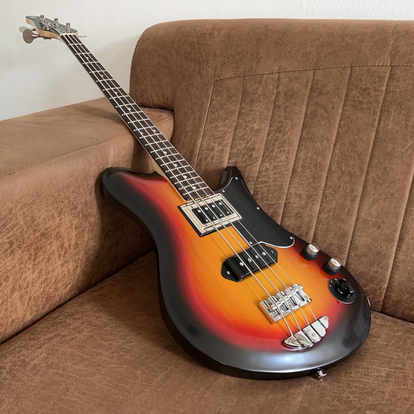 Oopegg Stormbreaker 3-tone sunburst leaning