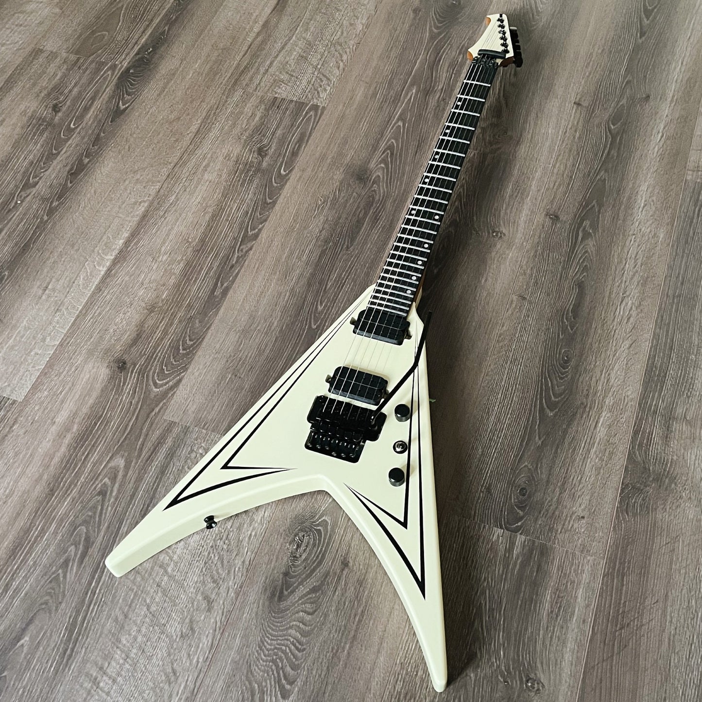 spira v420 flying v antique white hh locking trem diagonal view