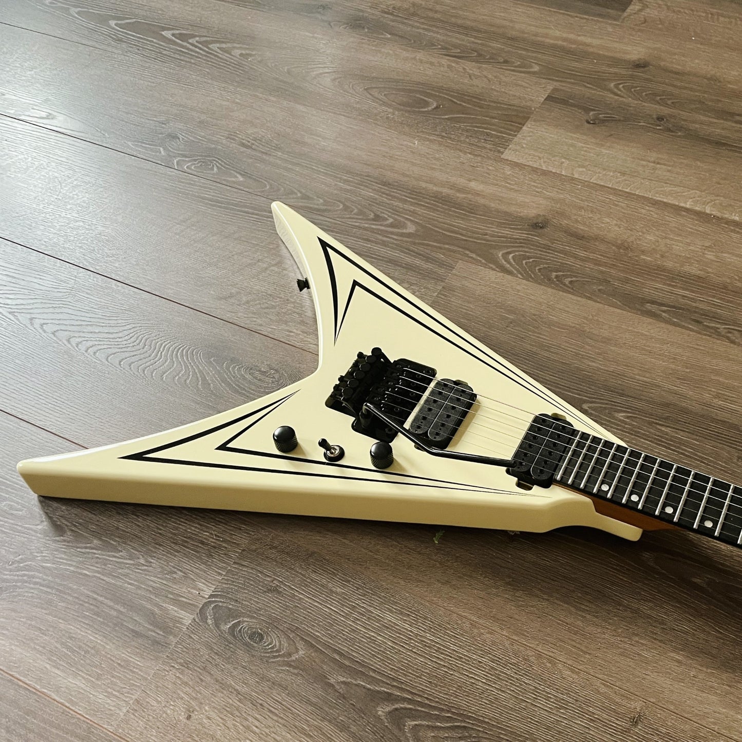 spira v420 flying v antique white hh locking trem close-up