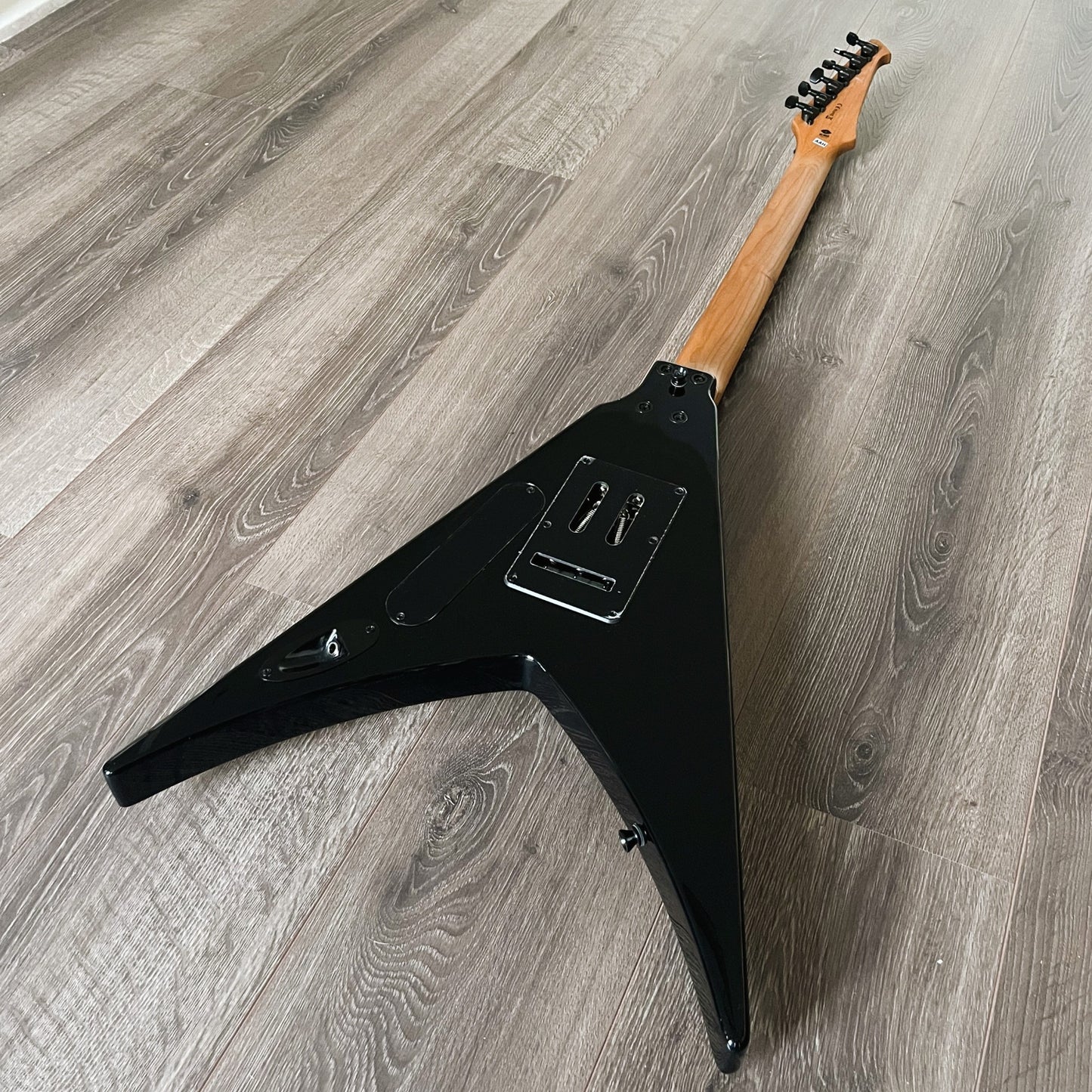spira v420 flying v black h locking trem back diagonal 