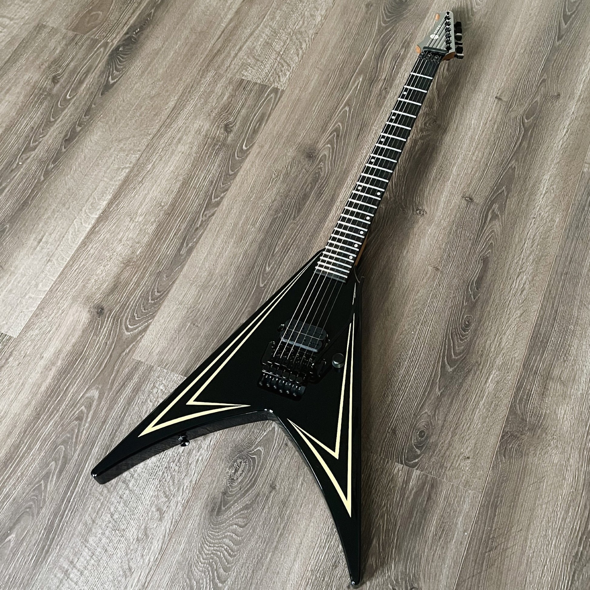 spira v420 flying v black h locking trem diagonal view