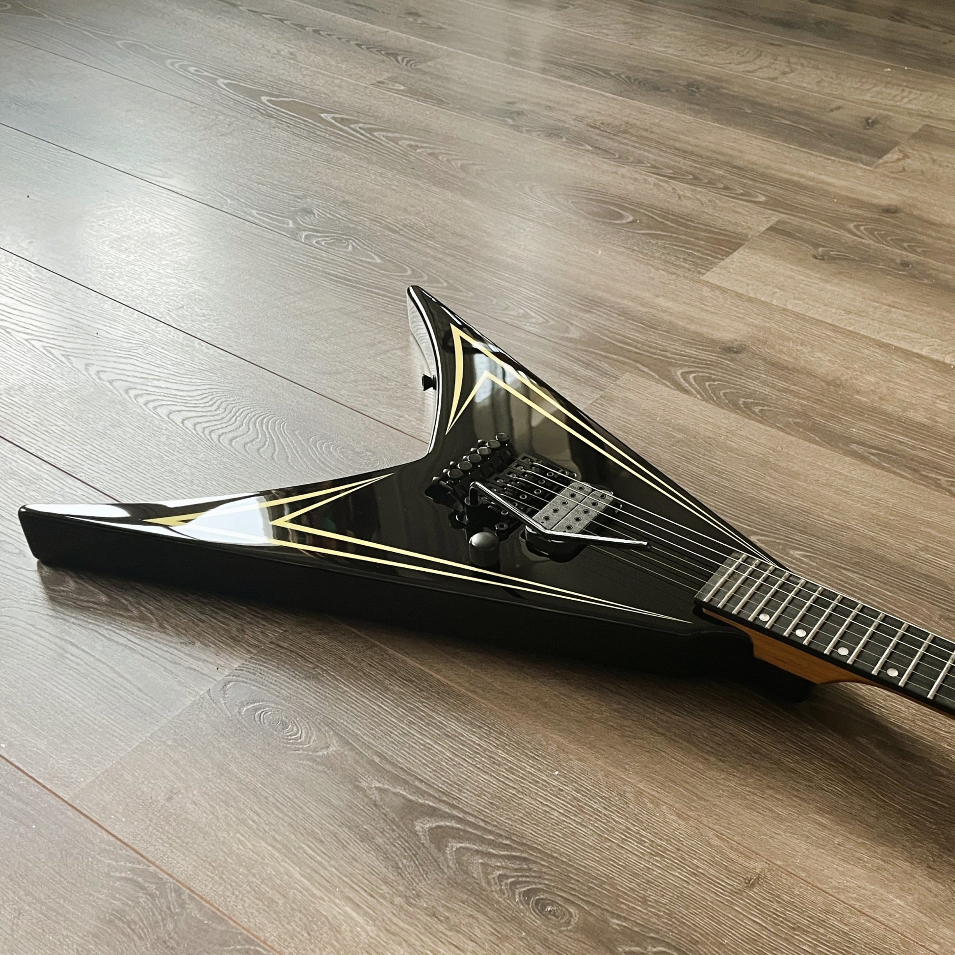 spira v420 flying v black h locking trem close-up
