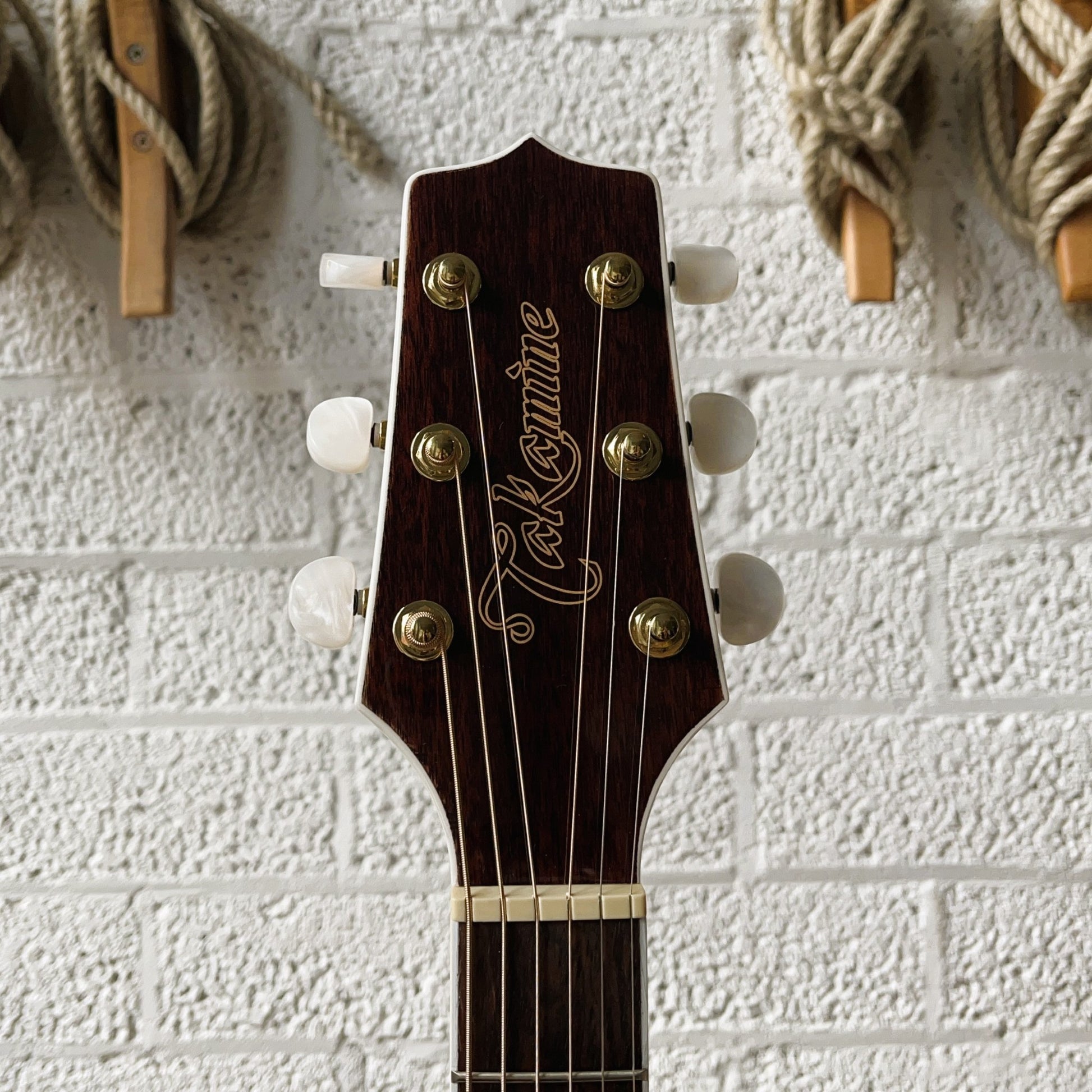 takamine gj72ce electro acoustic jumbo guitar natural headstock