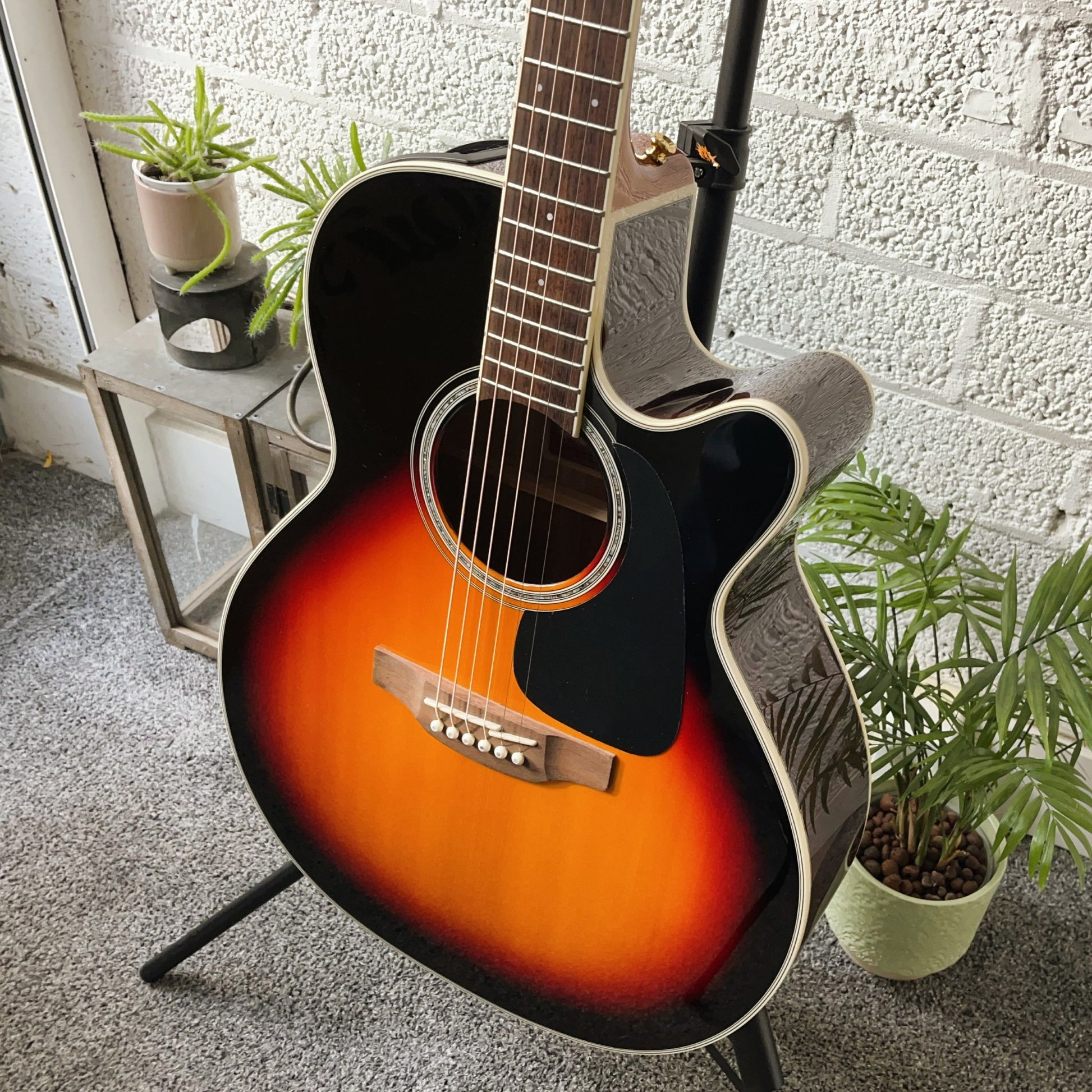 takamine gn51ce electro acoustic guitar brown sunburst body side angle