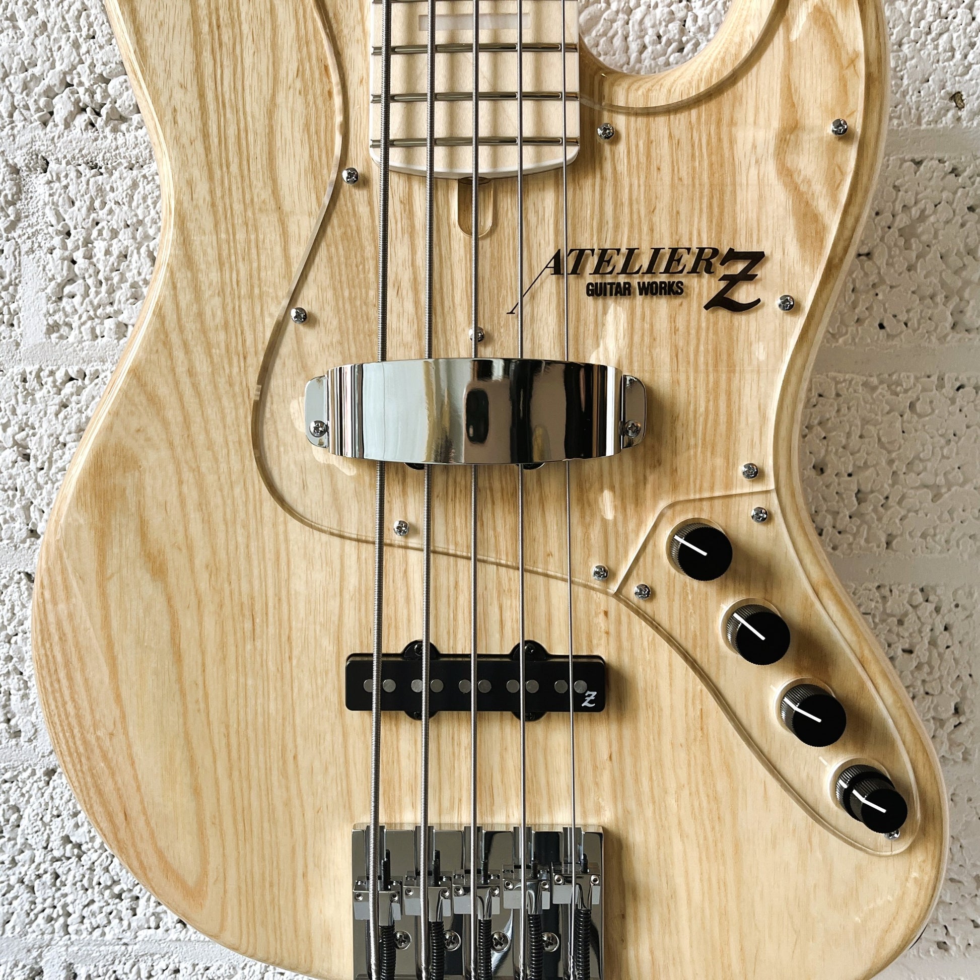 atelier z m265 natural hand-built japanese 5-string active bass body details