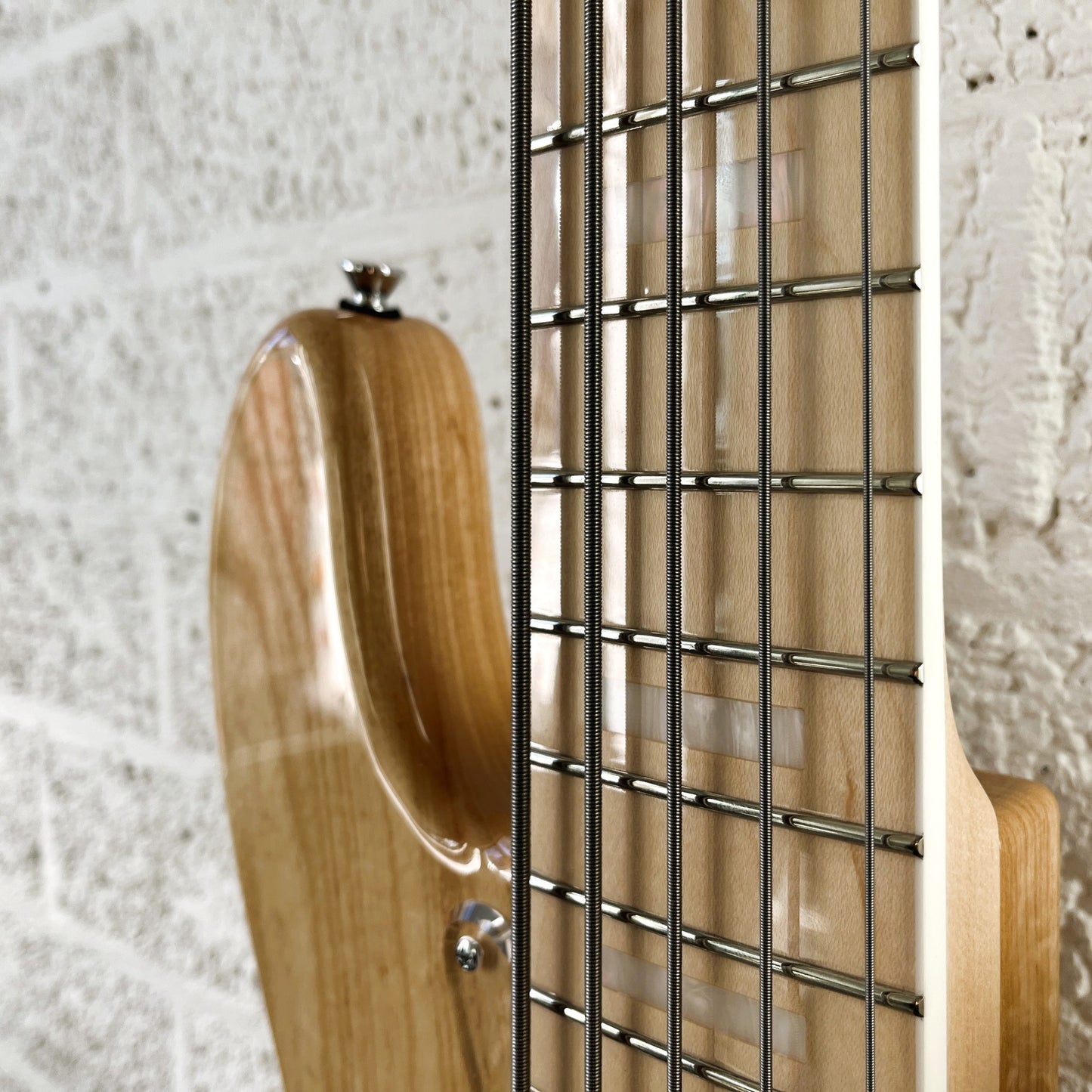 atelier z m265 natural hand-built japanese 5-string active bass fingerboard