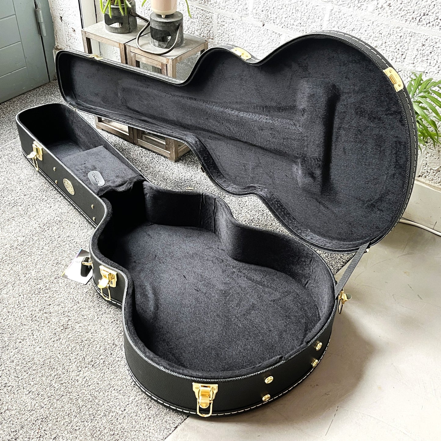 Boston CJZ-100-16 archtop guitar case 16 inch opened