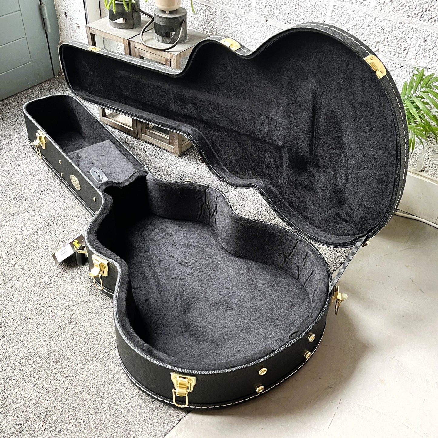 Boston CJZ-100-17 archtop guitar case 17 inch opened