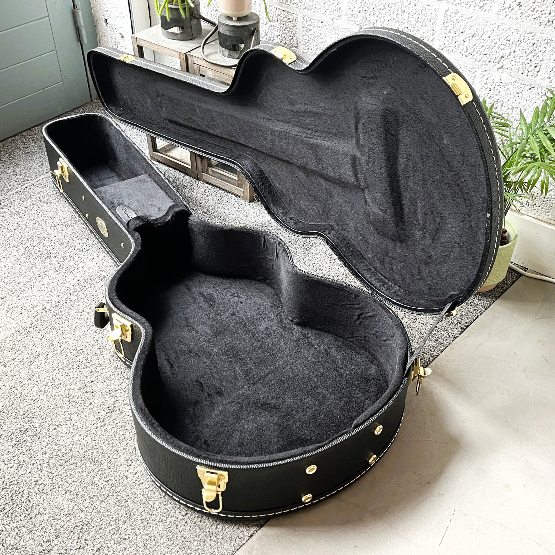 Boston CJZ-100-18 archtop guitar case 18 inch opened