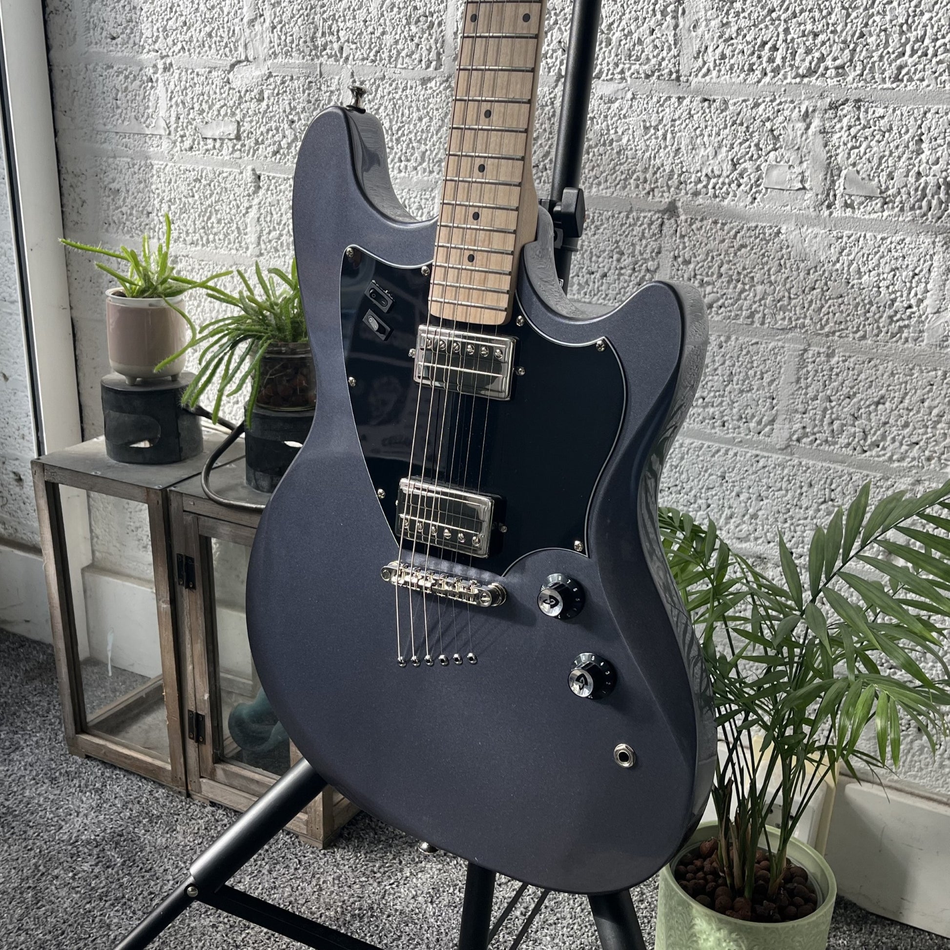 guild surfliner hh electric guitar canyon dusk body closeup