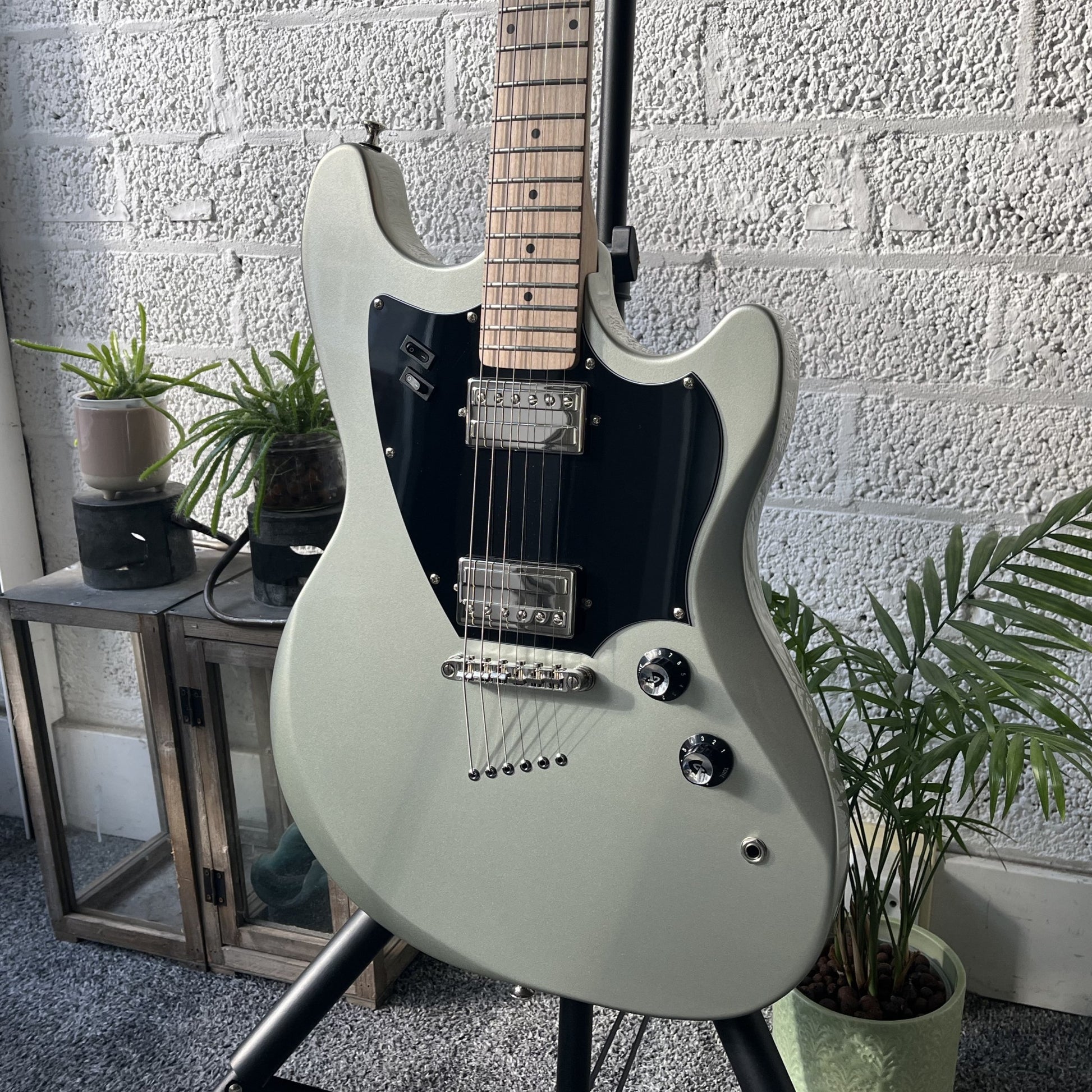 guild surfliner hh electric guitar shoreline mist body closeup