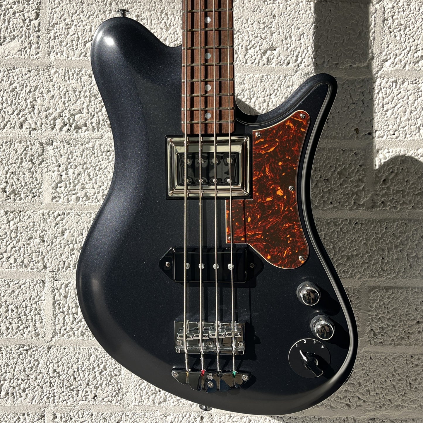 oopegg stormbreaker bass charcoal frost body closeup