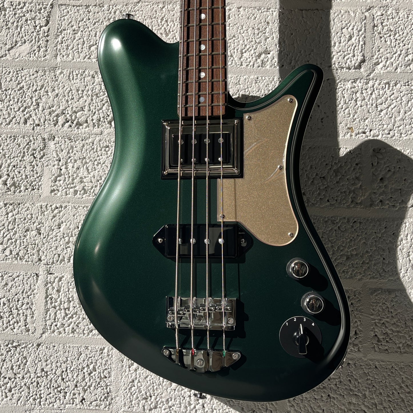 oopegg stormbreaker bass dark green body closeup