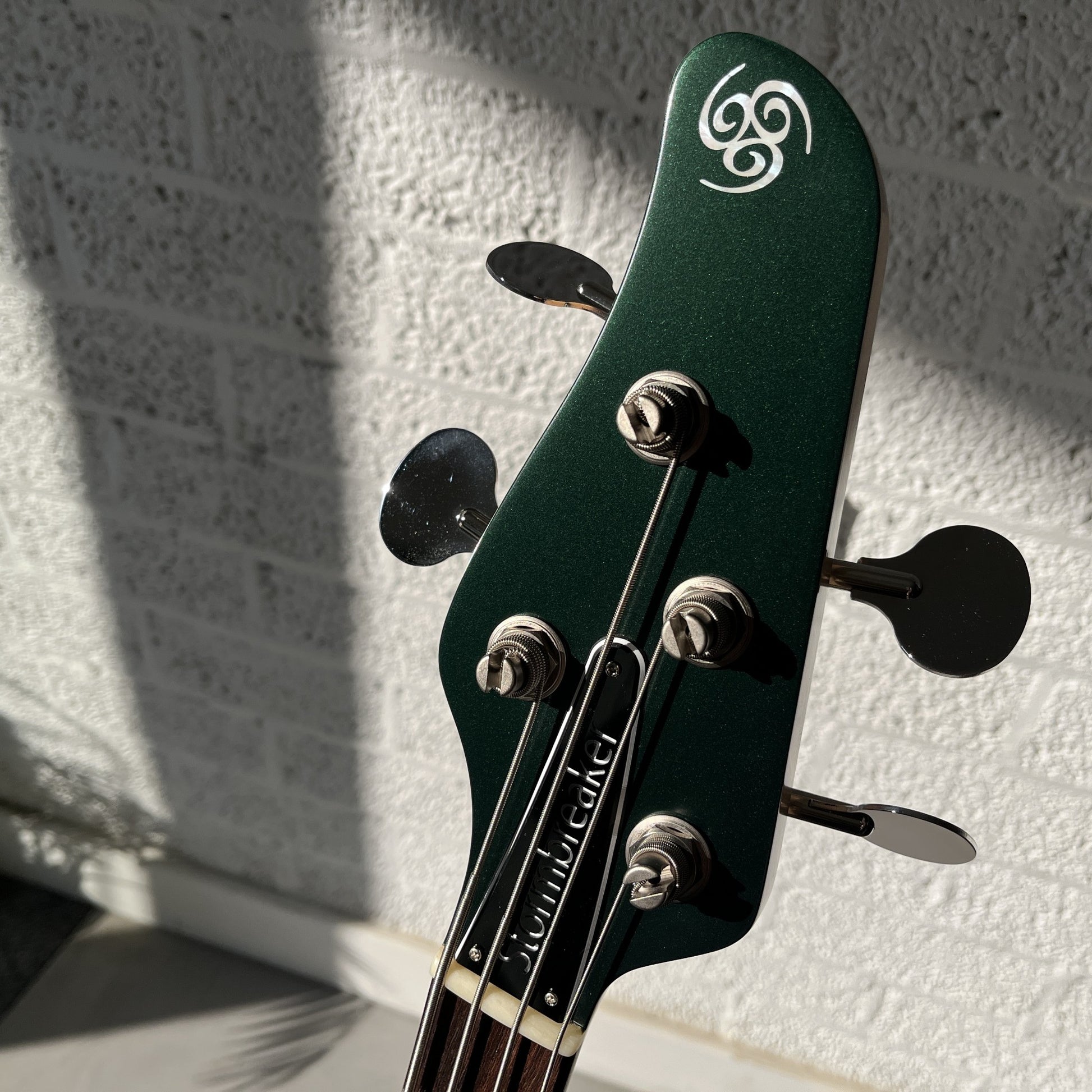 oopegg stormbreaker bass dark green headstock