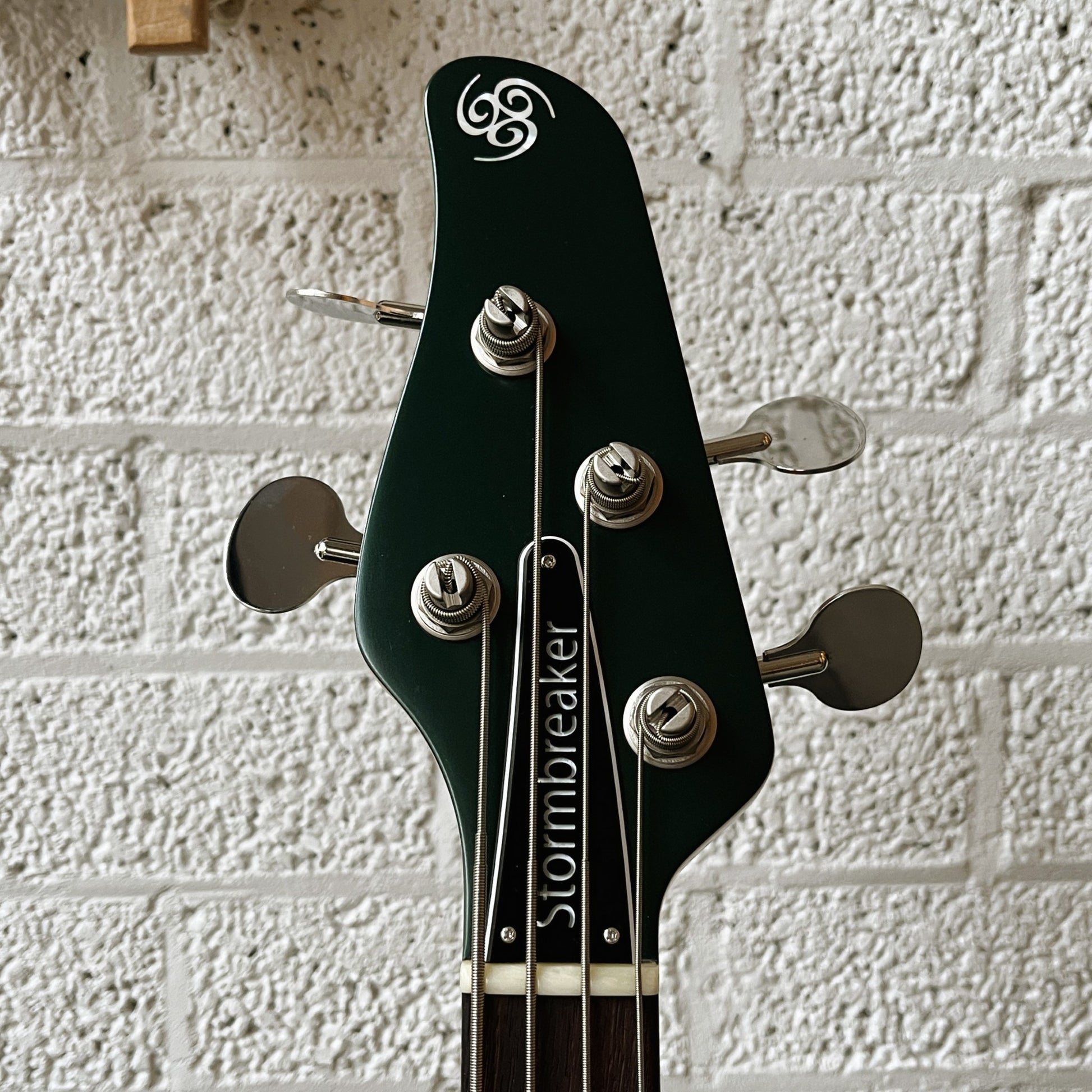 oopegg stormbreaker bass dark green metallic with black truss rod cover