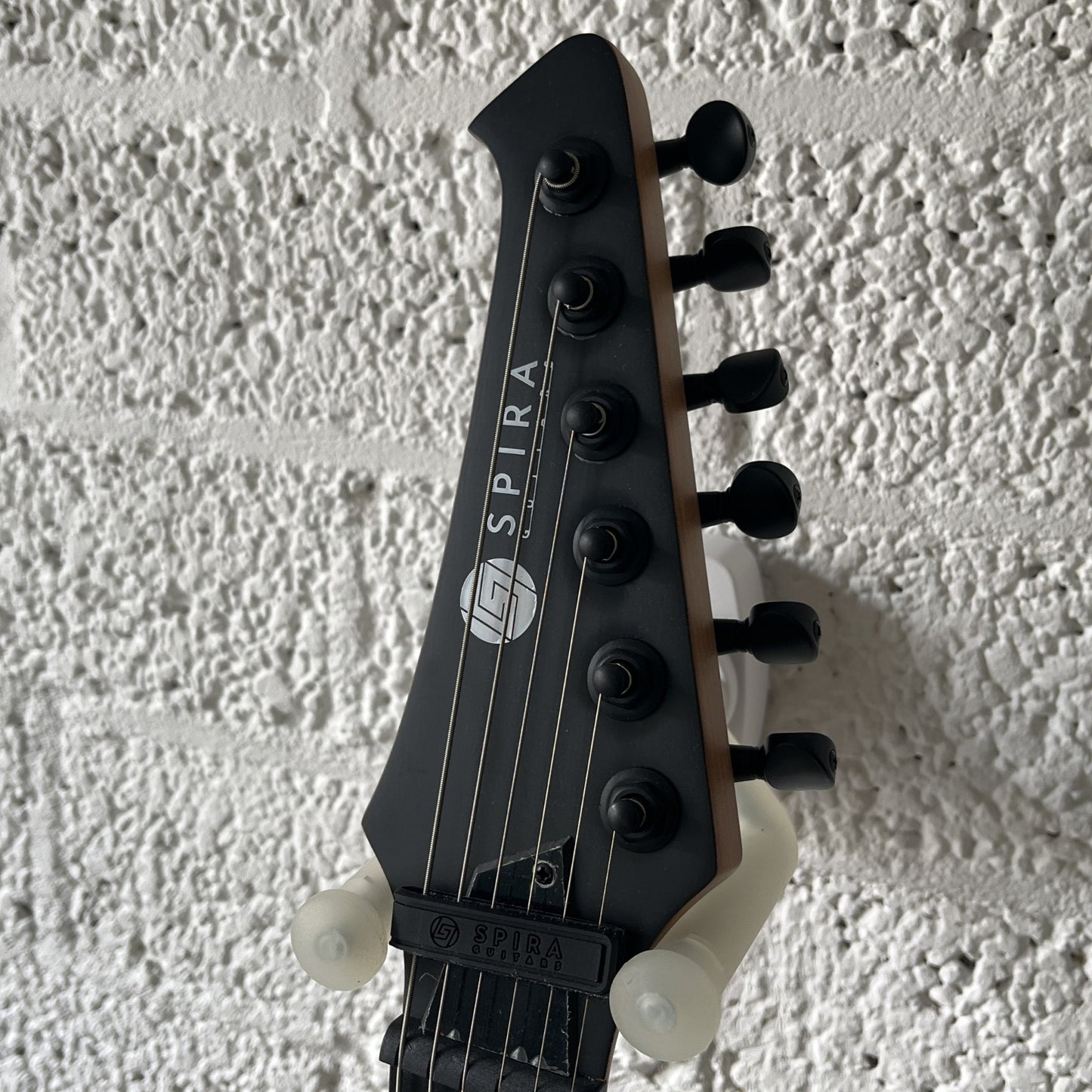 spira 400-model electric guitar headstock