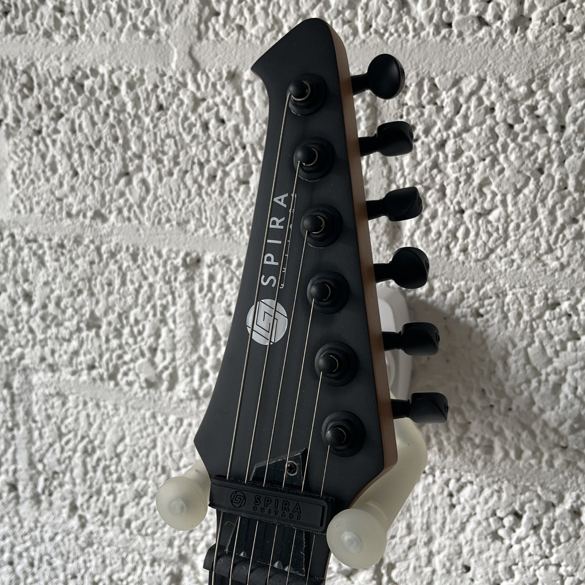 spira 400-model electric guitar headstock