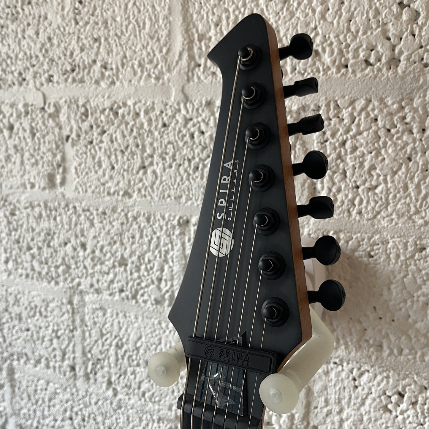 spira s407 7-string satin black electric guitar headstock