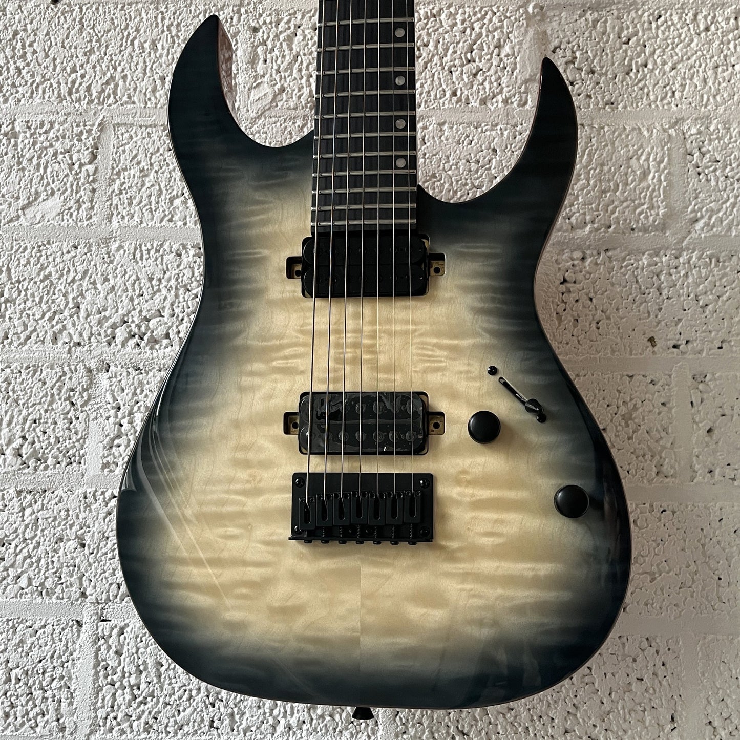 spira s507 qgy-e 7-string trans gray electric guitar body closeup