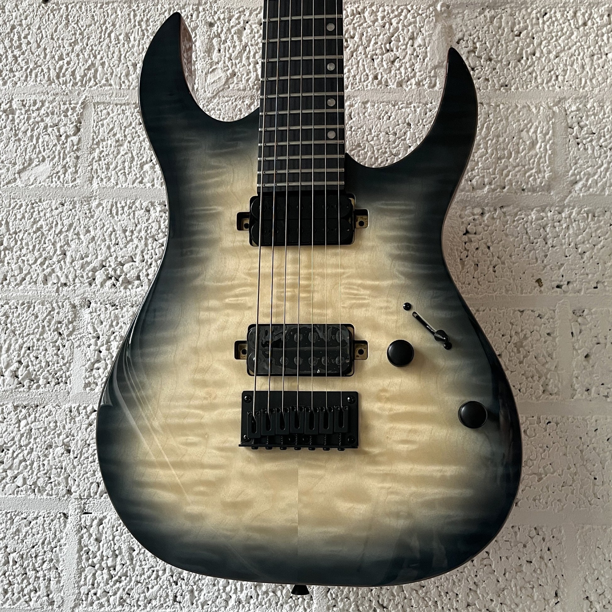 spira s507 qgy-e 7-string trans gray electric guitar body closeup