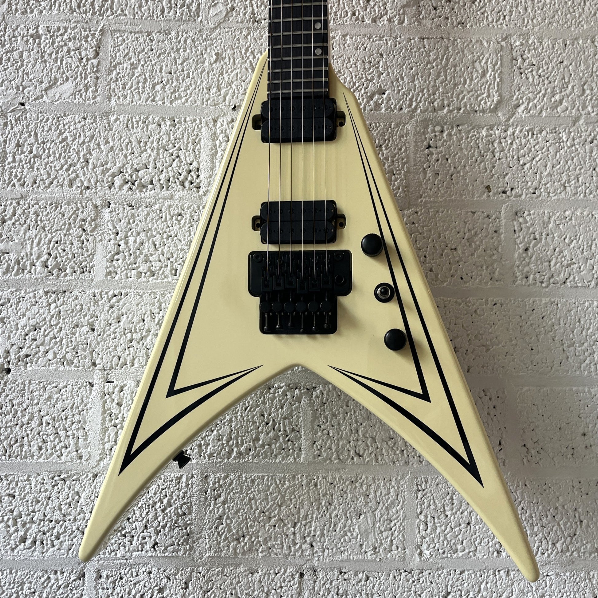 spira v420 flying v antique white electric guitar body closeup