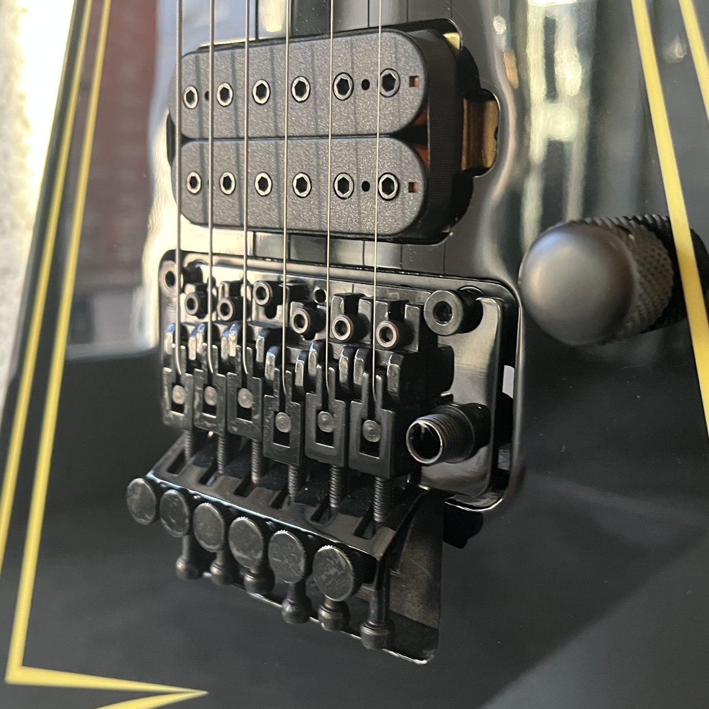 spira v420 flying v black yellow electric guitar bridge