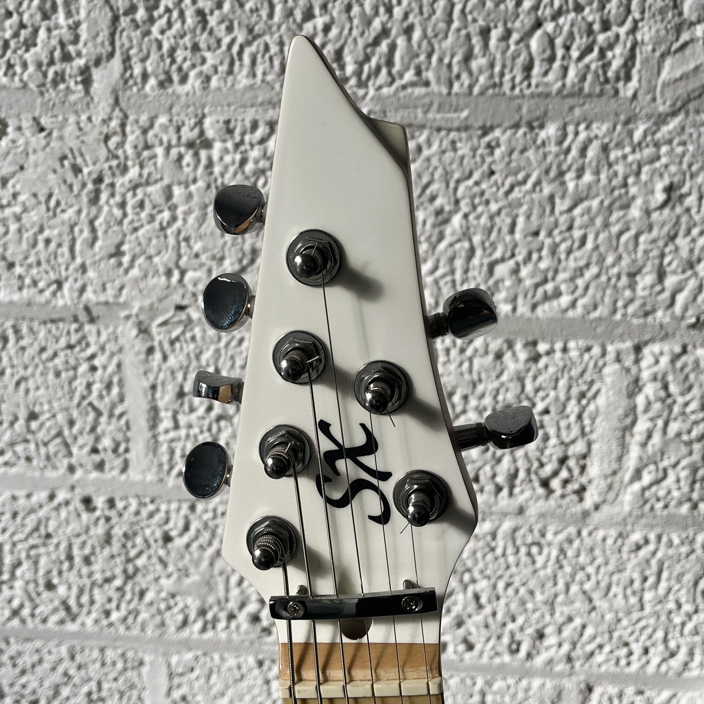 sx sst mini white electric guitar headstock