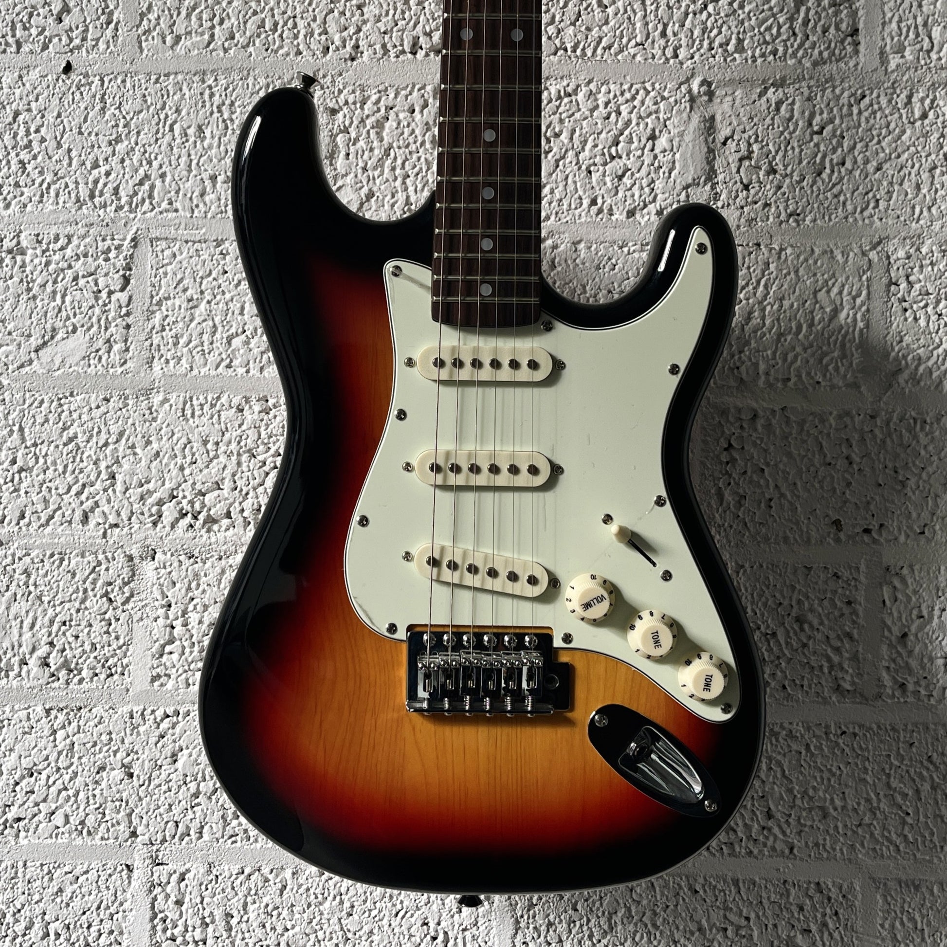 sx sst6234 3-tone sunburst electric guitar body closeup