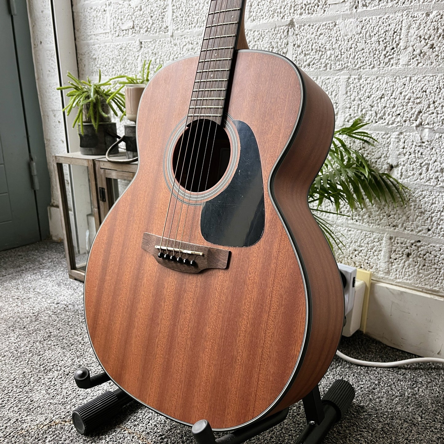 takamine gx11mens mini auditorium acoustic guitar body closeup